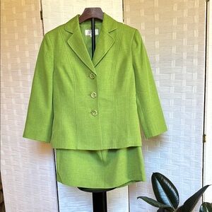 Elegant Green Women's Blazer and Skirt Set